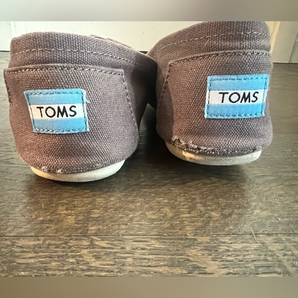 TOMS - Picture 3 of 8